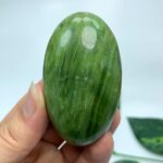 90g Top Quality Green Tremolite Palm Stone