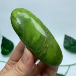 105g Top Quality Green Tremolite Palm Stone