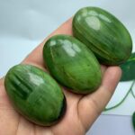 Top Quality Green Tremolite Palm Stone
